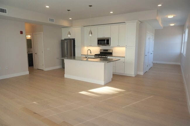 Building Photo - 99 Moody St Unit #6 Rental