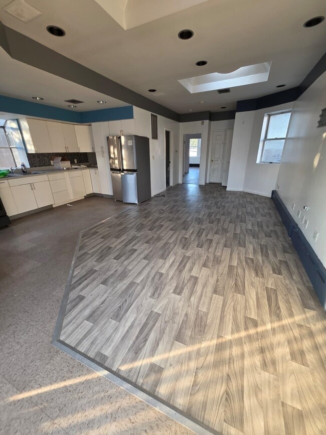 Building Photo - 1405 43rd St Rental