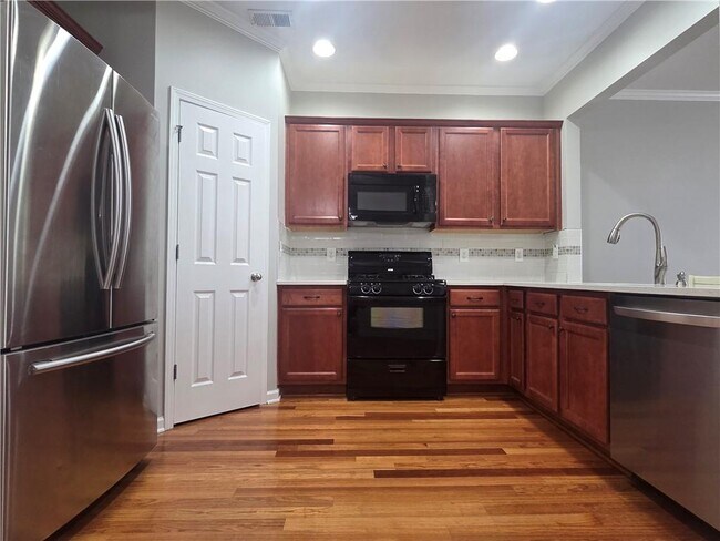 Photo - 2720 Beynon Ln NE