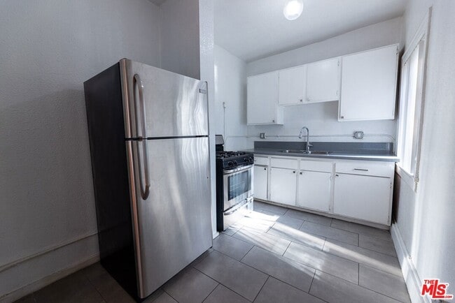 Photo - 661 Shatto Pl