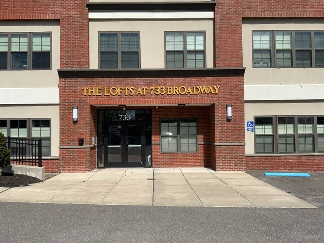 Building Photo - 733 Broadway