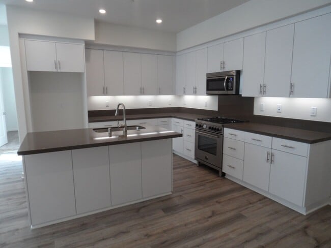 4BR 3BA two-story condo with 2 Car Attache... - 4BR 3BA two-story condo with 2 Car Attache...
