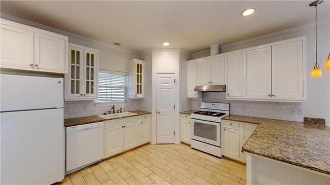 Photo - 6052 Magnolia Pl E