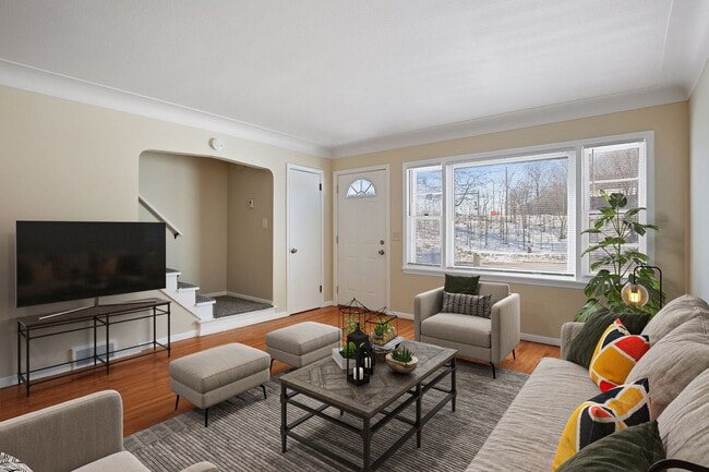 Building Photo - 627-627 Penn Ave S Unit 627 Penn Ave South