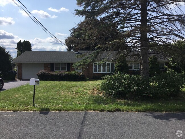Building Photo - ENJOY THE COMFORTS OF ONE-FLOOR LIVING! Rental