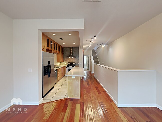 Photo - 425 Harriet Ln