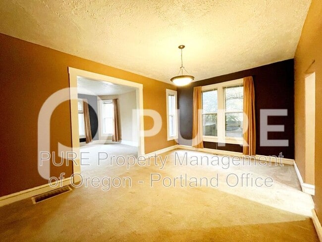 Building Photo - 133 NE Graham St