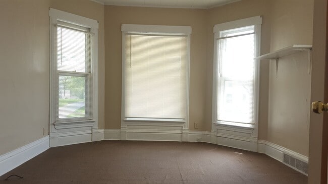 Building Photo - 2515 Olive St Unit Apt 1