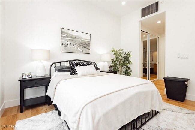 Building Photo - 2240 Village Walk Dr Unit 2205