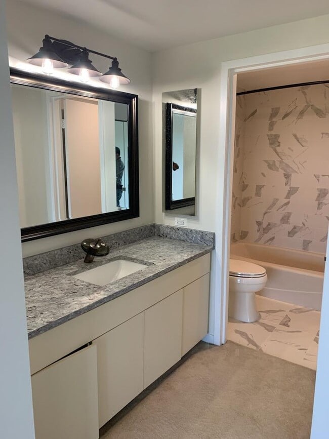Vanity Area - 1530 Key Blvd Unit 422