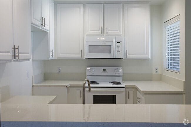1BR, 1BA -750SF