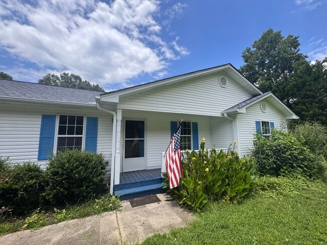 Building Photo - Beautiful 3BR Home for Rent in Toccoa, GA with Fenced Yard & 2-Car Garage