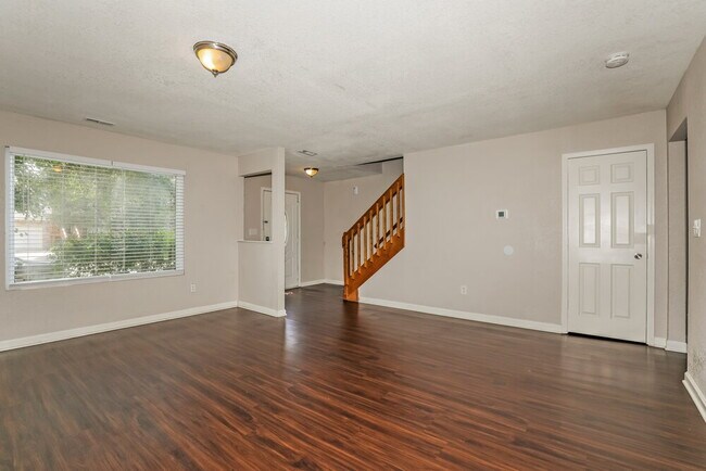 Photo - 304 E Pine Ridge Dr