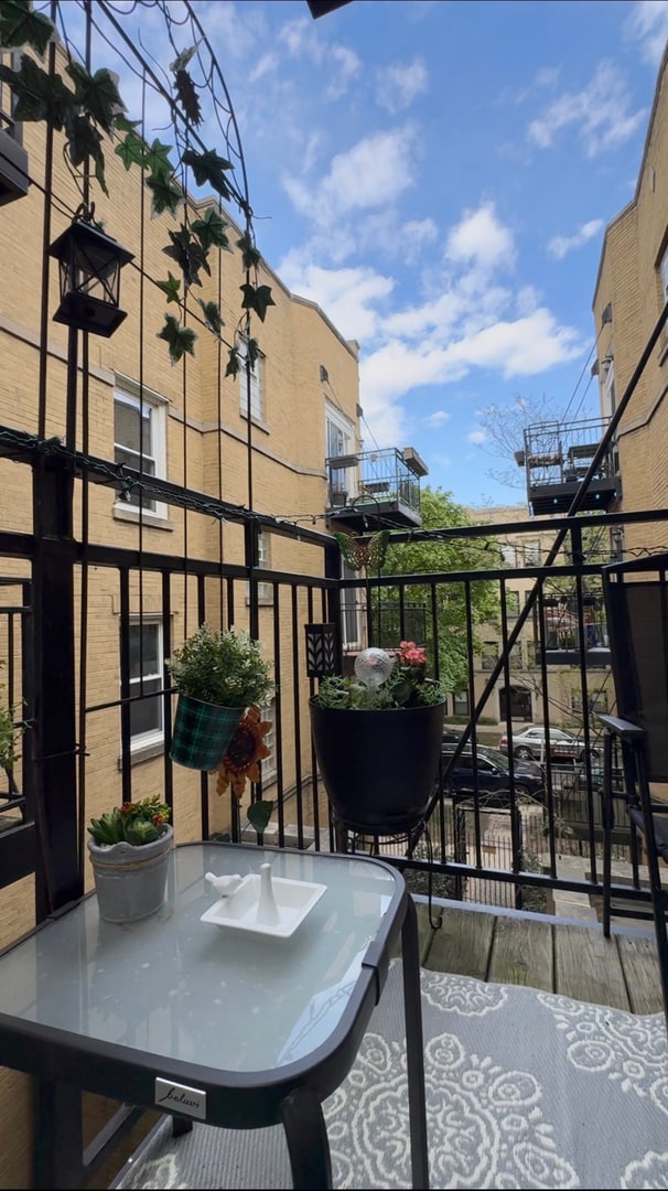 Building Photo - 7048 N Damen Ave Unit 2w