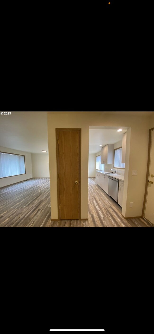 15 NE 157th Ave