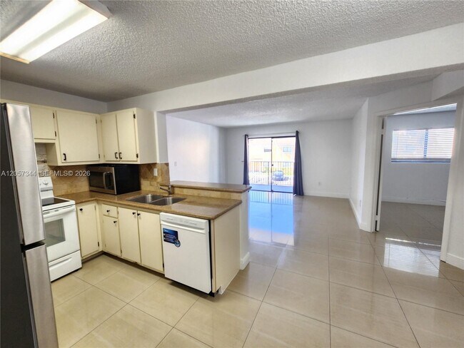 Photo - 9491 Palm Cir S Unit 205