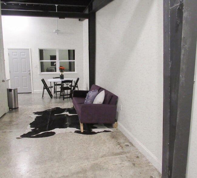 Photo - 728 Desire St