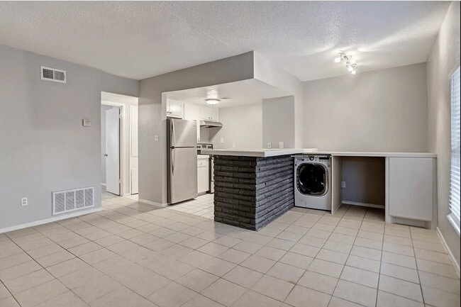 Photo - 935 Byrne St Unit B23