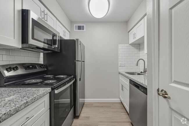 2BR, 2BA - 950SF - B2FP - Kitchen