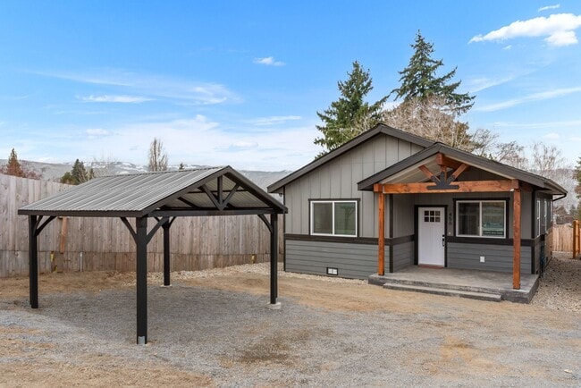 Building Photo - Brand new 2 bed/2 bath, central a/c, dishwasher, washer & dryer, deck & patio!