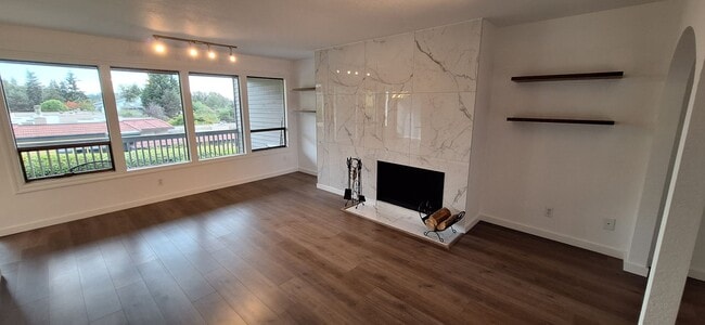 Building Photo - Luxurious 2-Bed, 2-Bath Condo with Spectacular Views and Designer Upgrades in Kirkland!!