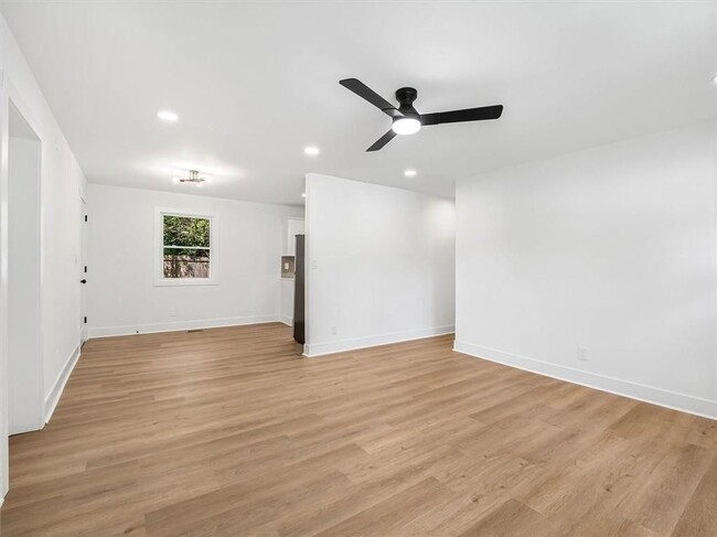 Photo - 454 Oak Dr SE