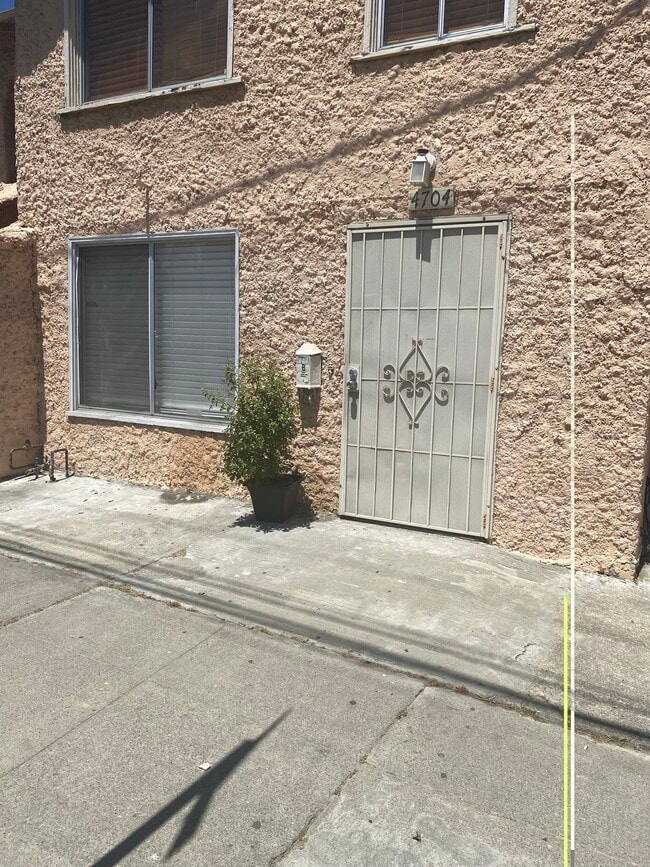 Building Photo - 4704 MacArthur Blvd Unit B