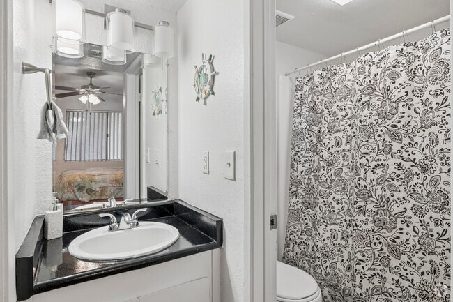 2BR, 2BA - 856SF - Primary Bathroom