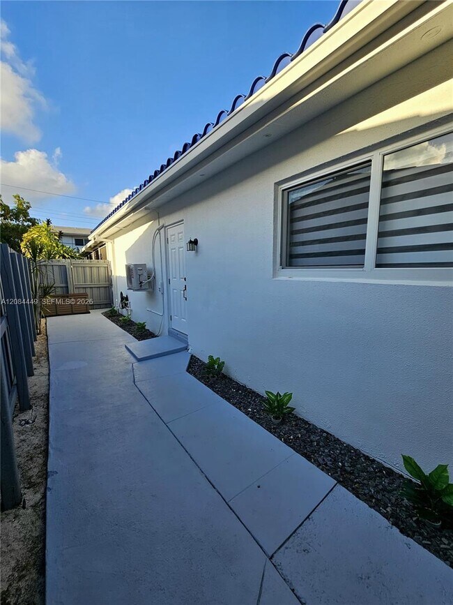 1113 NE 8th St Unidad Efficiency