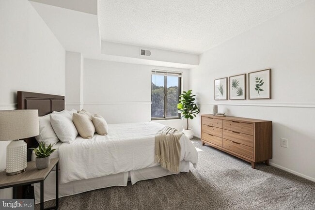 Building Photo - 4500 S Four Mile Run Dr Unit 220