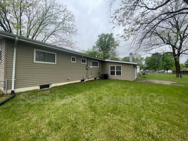 Photo - 495 Versailles Dr