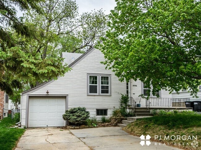 Building Photo - 2 bedroom, 1.5 Bathroom House Available Im...