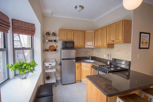 Photo - 142 E 35th St