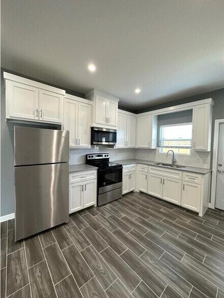 3104 W Driftwood St