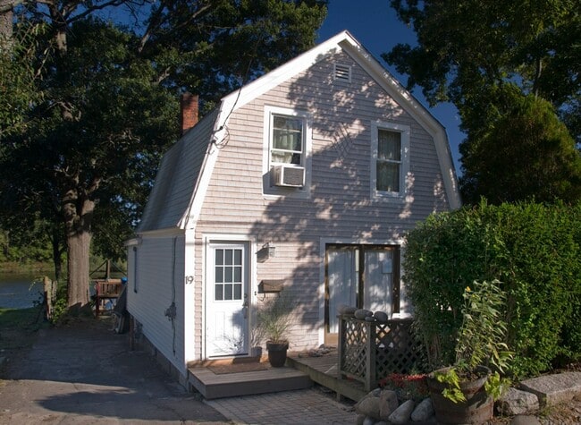 Building Photo - Adorable Private Lakefront 1 bed, 1 bath C... Unit 19 Rental