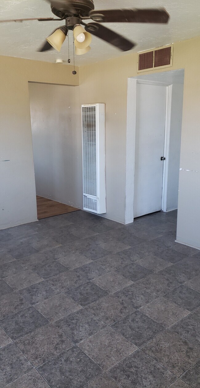 530 N Drew St W Unidad Front Unit