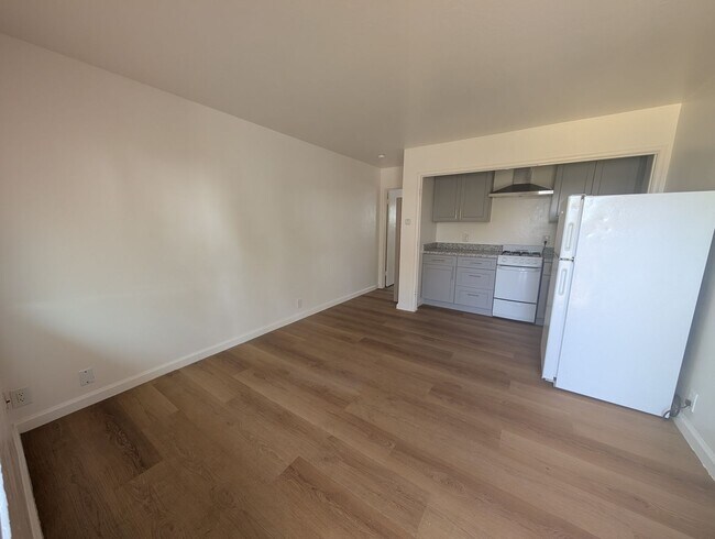 Photo - Comfortable one bedroom unit, convenient location to shopping and transportation Unit 204