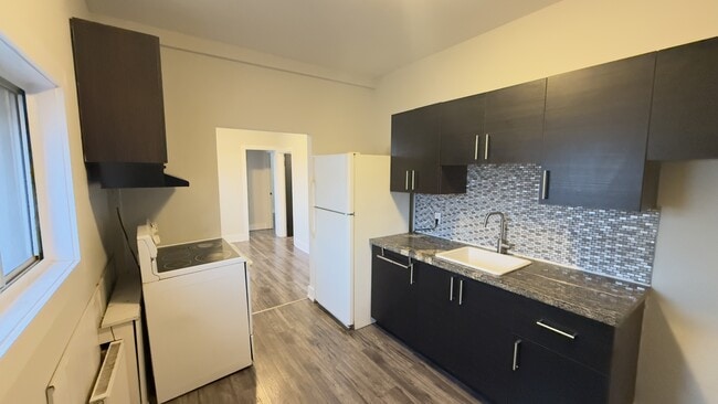 Building Photo - 292 Welland Ave Unit 2