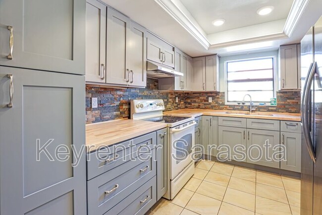 Photo - 1403 56th St W