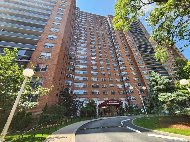 Building Photo - 70-25 Yellowstone Blvd Unit 10Q