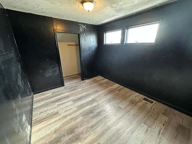 Photo - 190 Young St