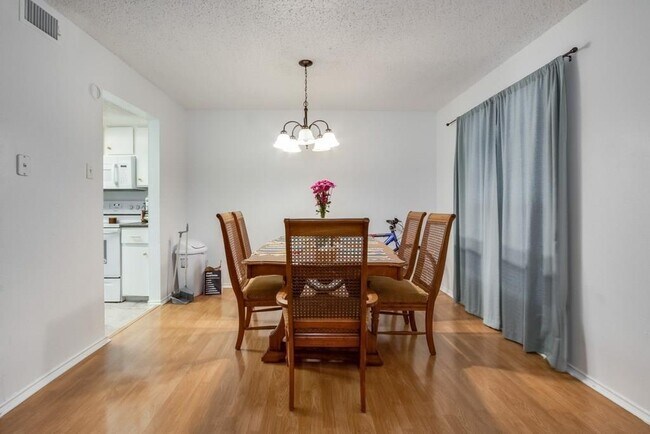 Photo - 2401 Leon St Unidad 103