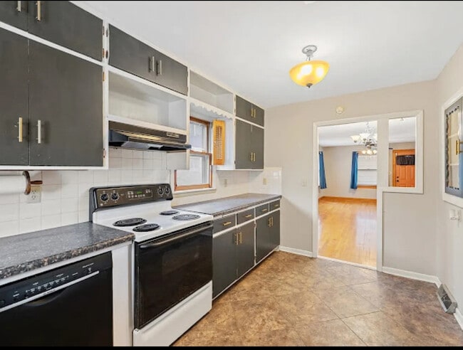 Photo - 423 Putnam Ave