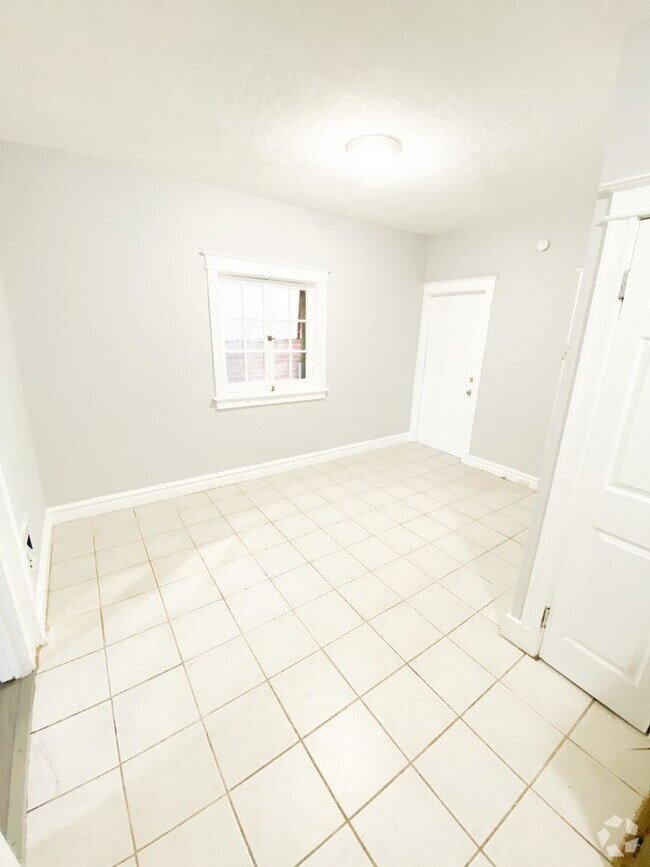 Building Photo - Spacious 2 bed 1 bath just south of Cherokee Rental