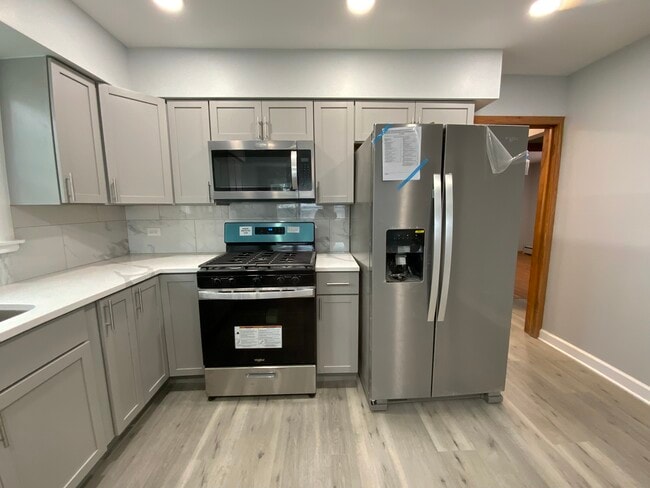 KITCHEN - 2228 W 71st St Unit 1