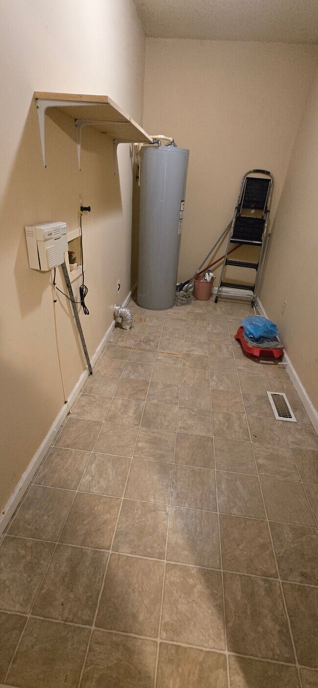 laundry rm washer/dryer hookups - 103 N Roosevelt St