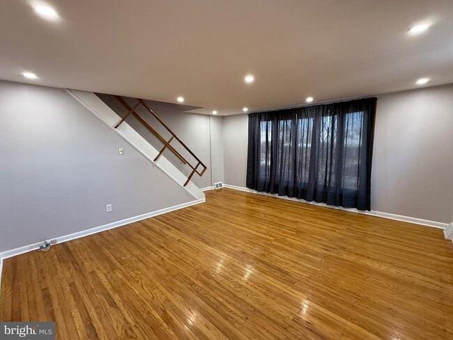 Photo - 9304 Lansford St