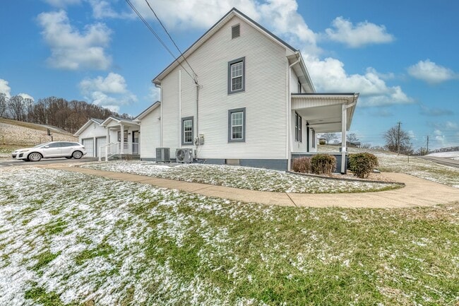 Photo - 5 Bedroom / 3.5 Bath Home Blountville, TN