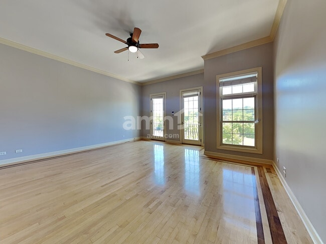 Photo - 576 N River St