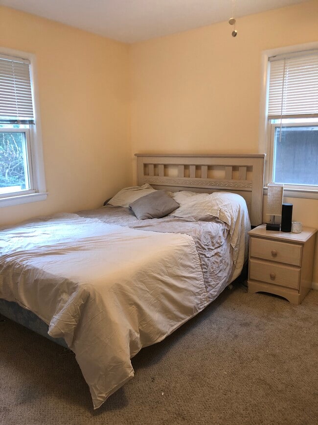 DORMITORIO AMUEBLADO - 5112 Hollywood Rd Unidad PALE YELLOW (Furnished) 13'2 x 9'10 Bedroom